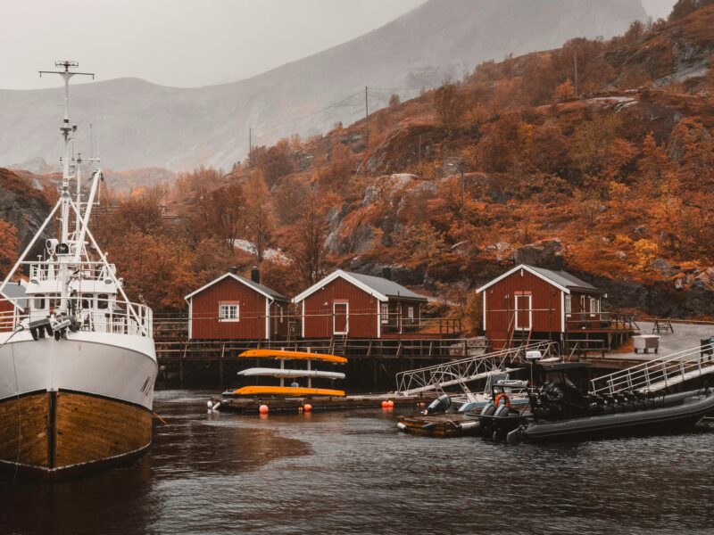 Herbstliche Aussicht Hafen von Nusfjord