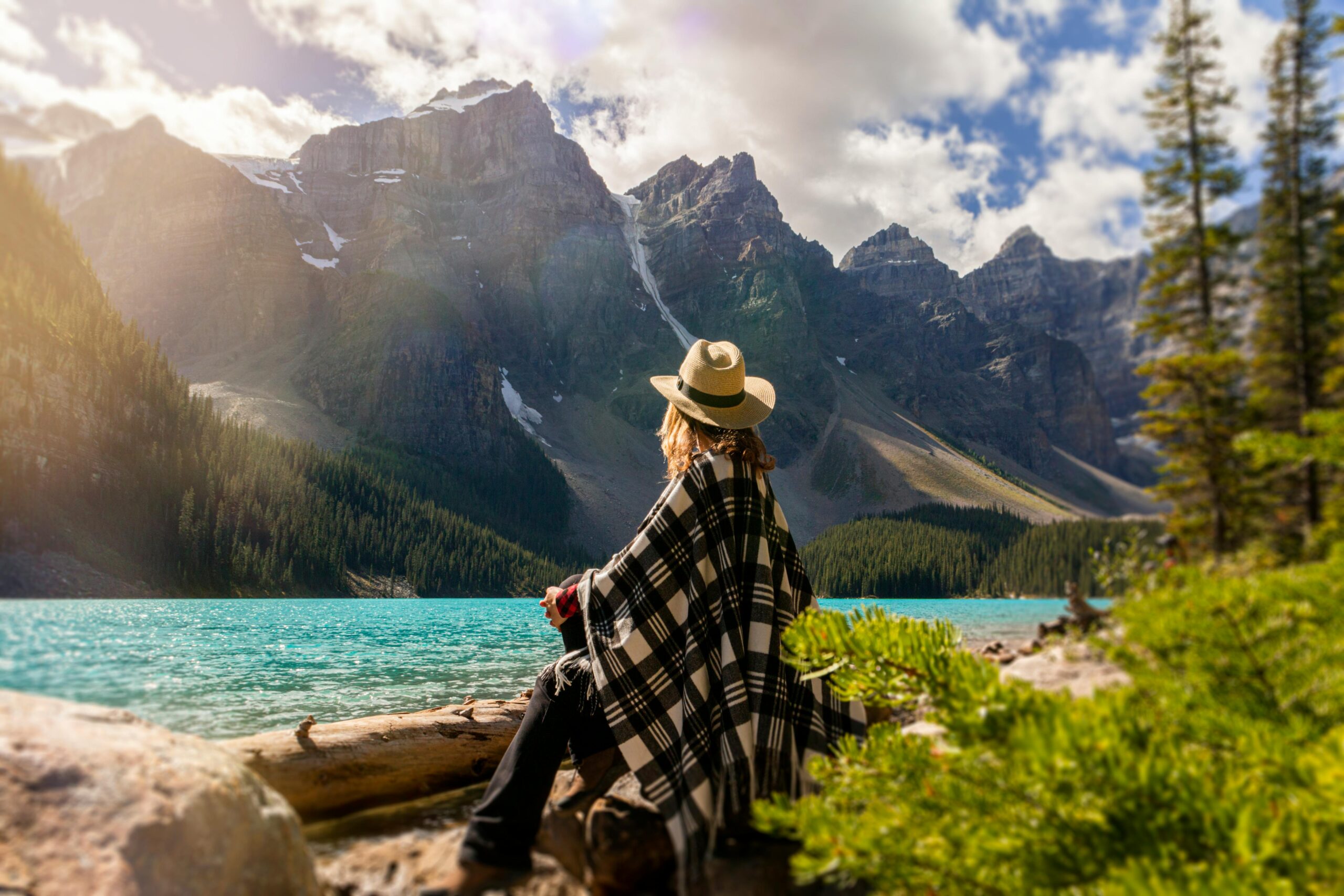 pexels-andre-furtado-43594-2916820 Frau in Natur mit Wald, Wasser und Gebirge