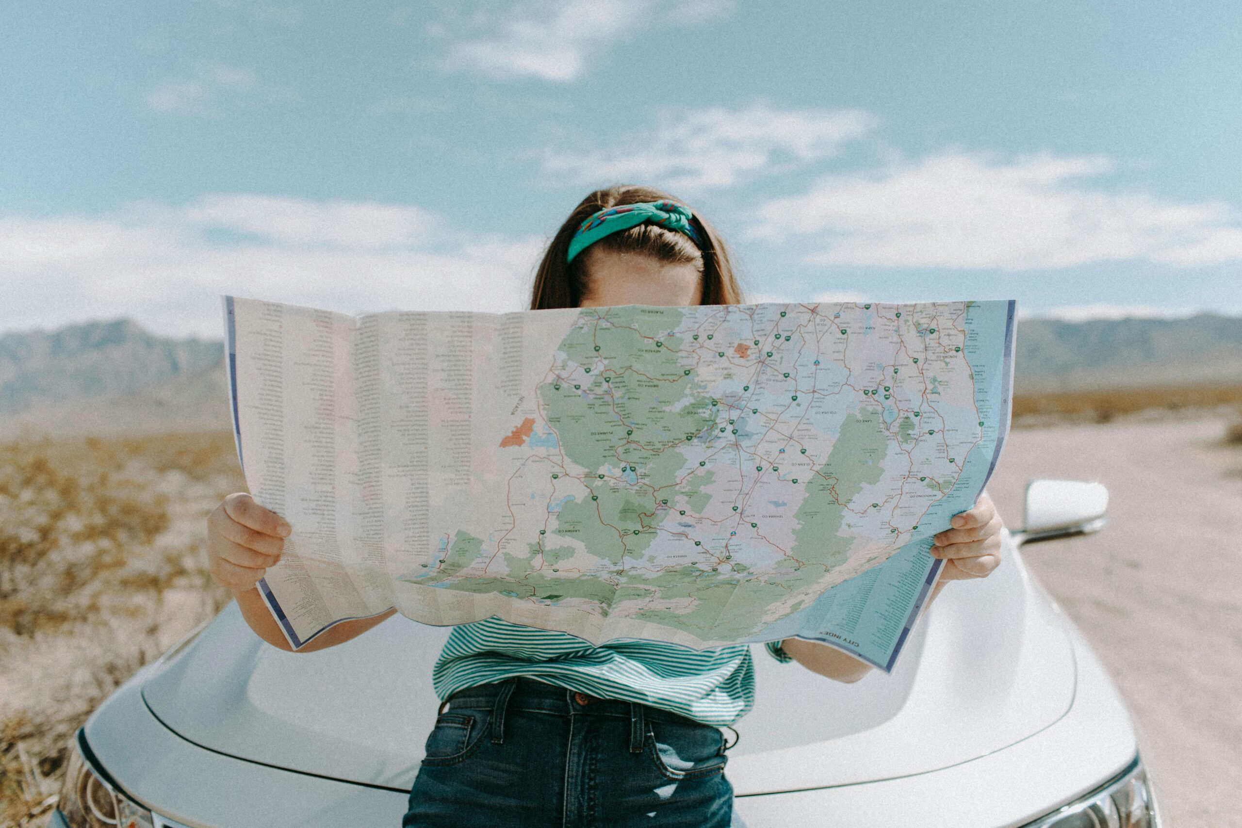 Frau auf Roadtrip hält Karte in der Hand